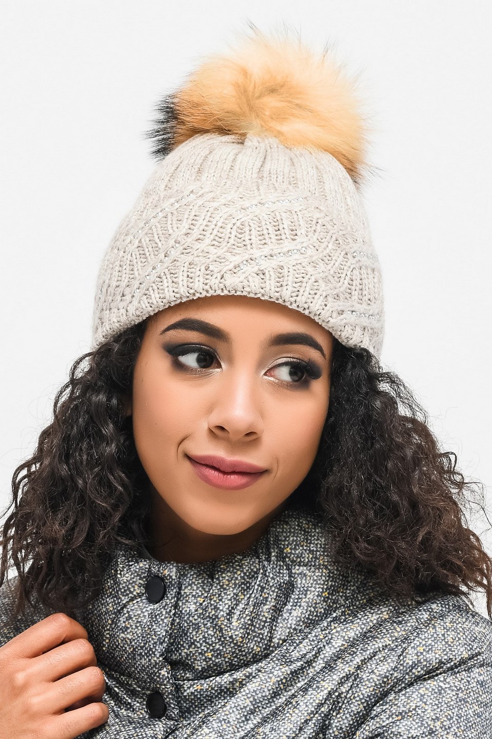 Вязаная бежевая шапка с помпоном из енота 34348 xp-1575 Вязаная бежевая шапка с помпоном из енота 34348 xp-1575